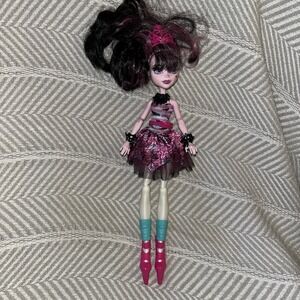 2017 Monster High Gen 1 Ballerina Ghouls Draculaura Doll With Jewelry D4